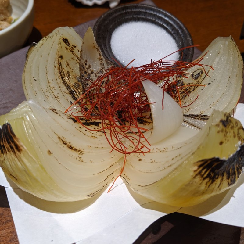 淡路玉葱丸ごと焼き(もつ鍋 個室居酒屋 鳥吉 神田店)