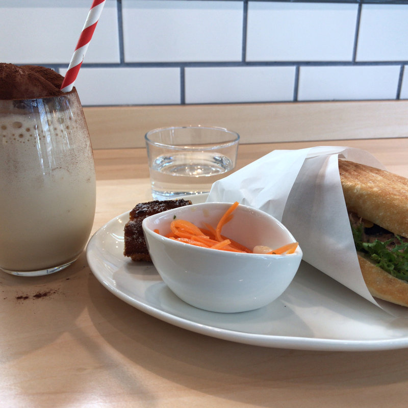 ツナメルトとアイスカプチーノ(パンとエスプレッソと博多っと)