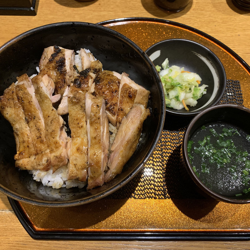 炭焼きチキン丼(新橋 鶏繁 どんぶり子)