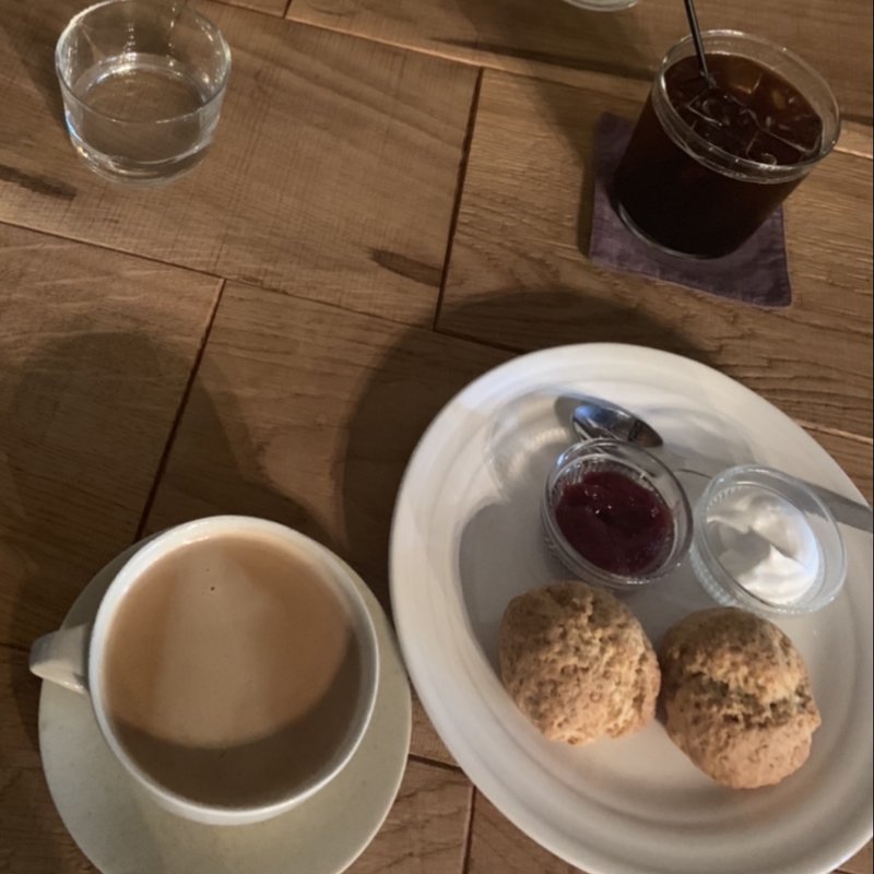 スコーン　生クリーム&ラズベリージャム添え　チャイ(MEETING HOUSE )