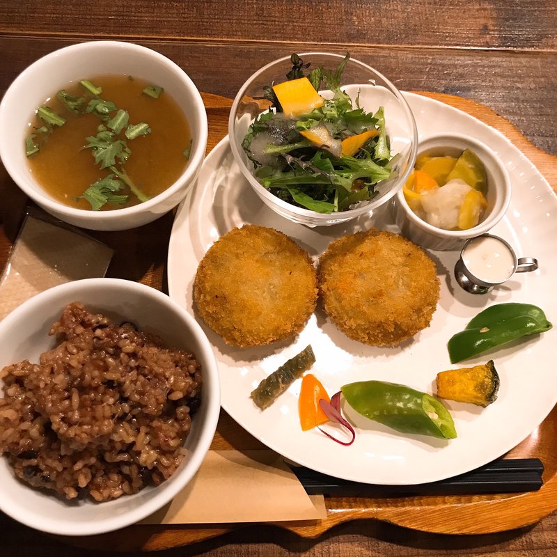 ベジタブルランチ 〈ひよこ豆コロッケ(ヴィーガン)〉(喫茶さえき )