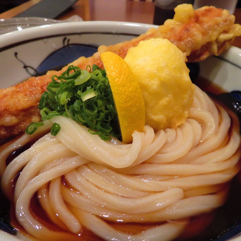 半熟玉子とちくわ天(ぶっかけうどん)(つるめん )