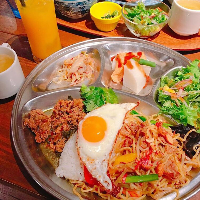 鶏ひき肉のガパオライスとミーゴレンの合盛りプレート(UBU CAFE)