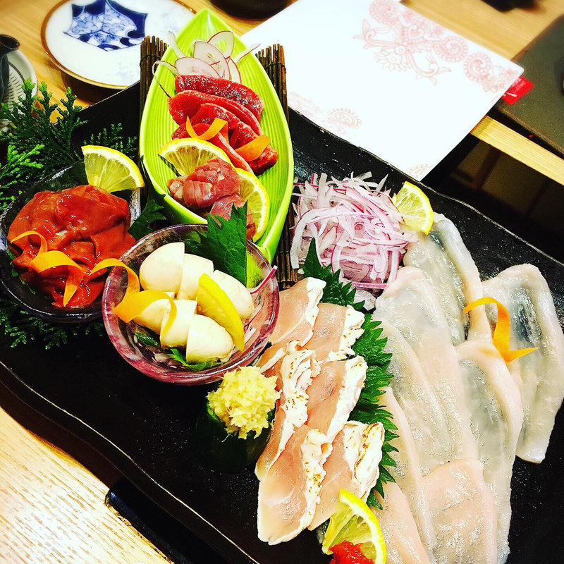 鶏刺し(鶏料理 万中)