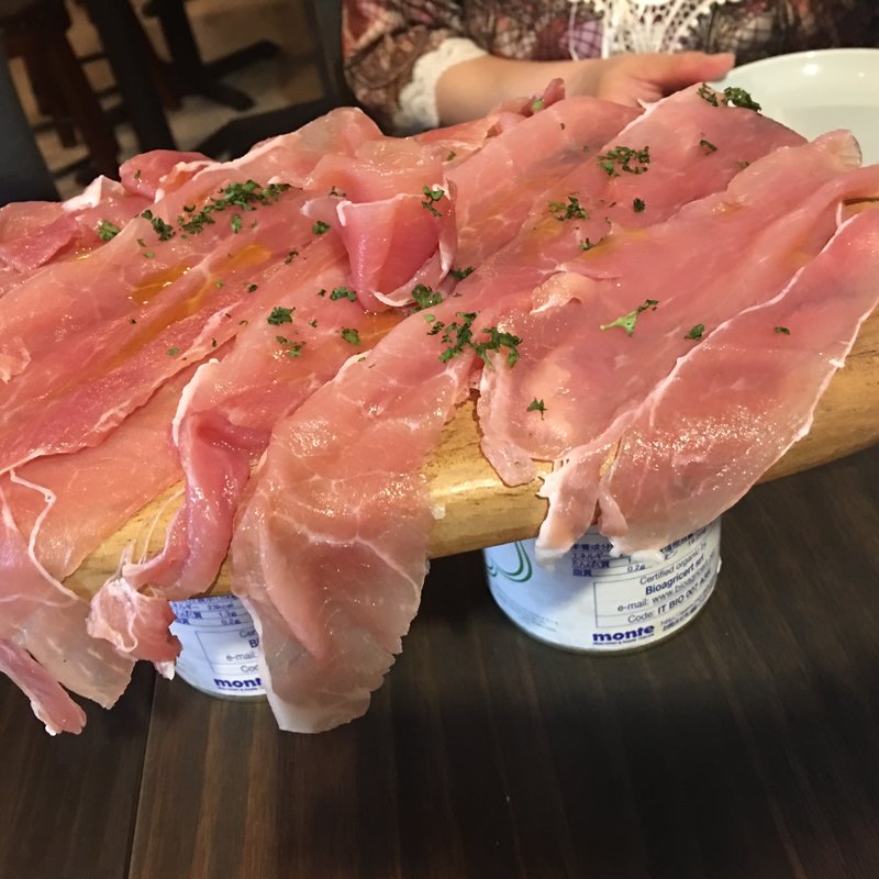 はみ出る！！？生ハム盛り(大衆肉バル CHICO)