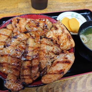 ロース豚丼(味噌汁・漬物付き)(ぶたいち 帯広白樺店)