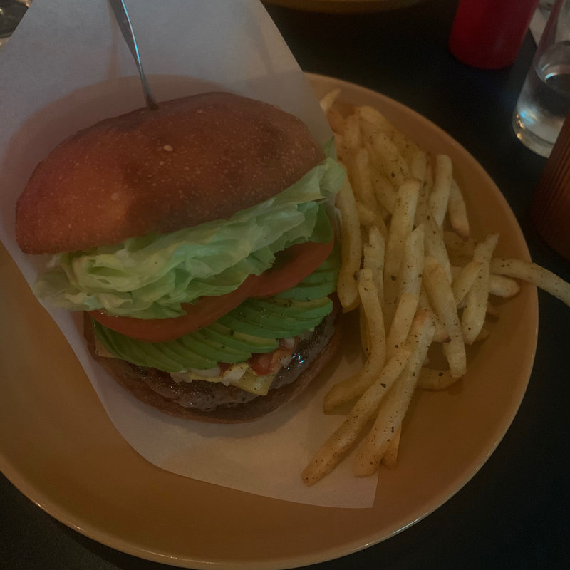 4種のチーズのピザのハンバーガー(KAKUOZAN LARDER（カクオウザンラーダー）)