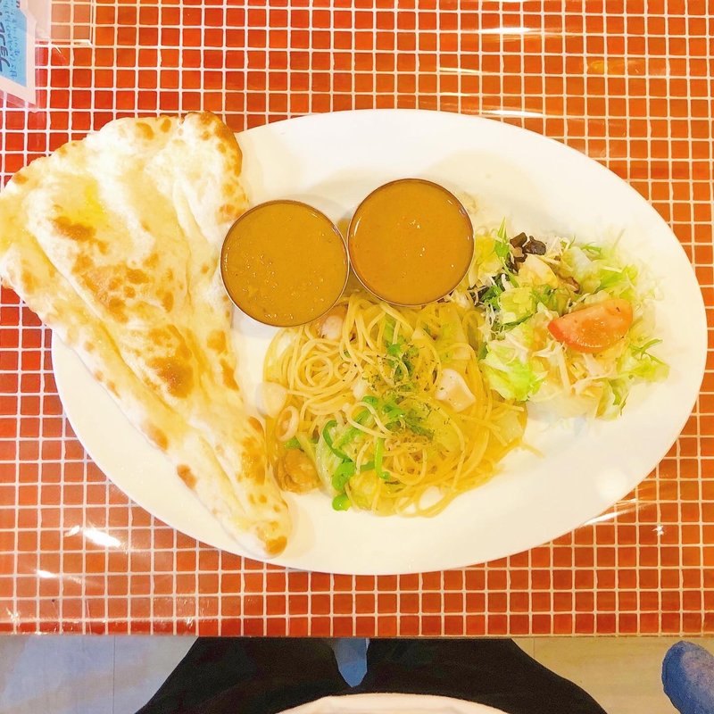 本日のカレー2種とパスタのセット（ハーフナンで）(カゲンドラカフェ)