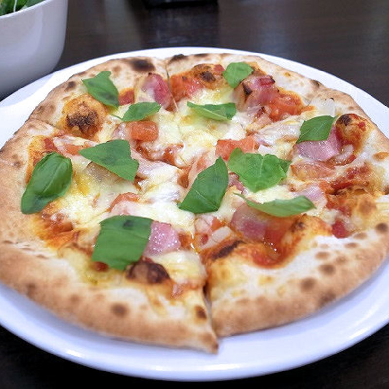 厚切りベーコンとバジルのピザ(ピッツェリア モニカ)