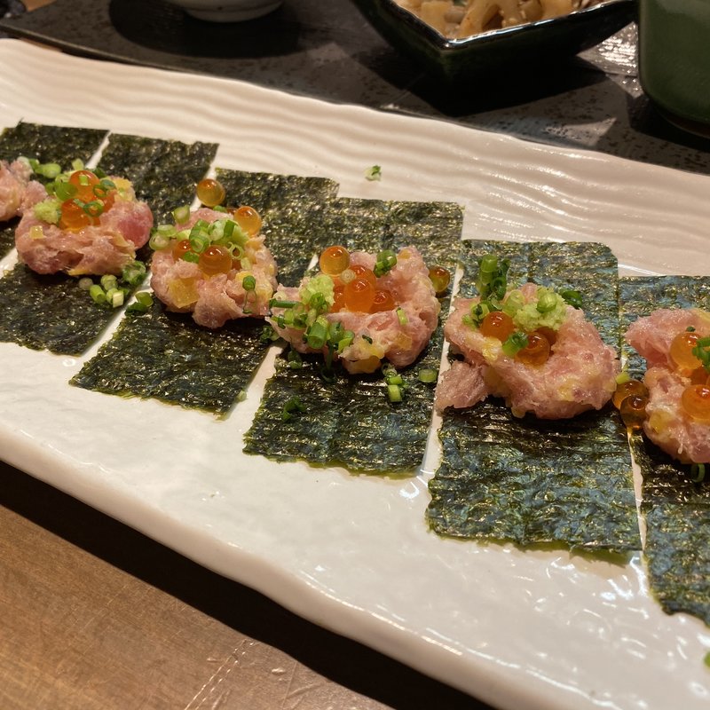 三色トロタク磯辺巻き(地下だけど入ったら雰囲気が良くて料理人がしっかり食事を作ってお酒もあくさんあって楽しいお店。ごんべえ)