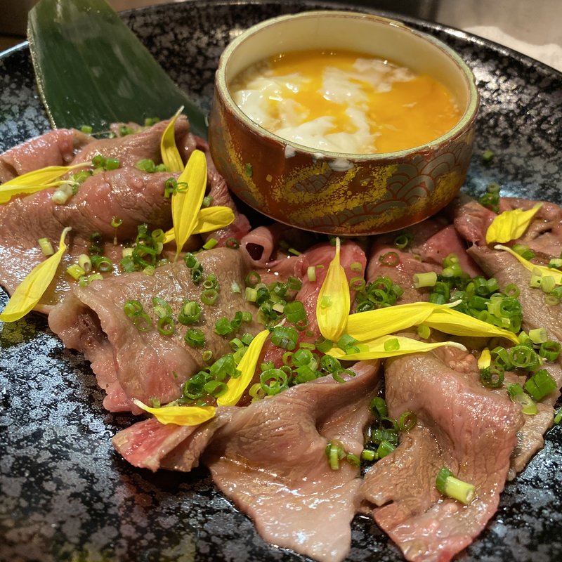 牛の焼きしゃぶ　半熟たまごのすき焼き仕立て(地下だけど入ったら雰囲気が良くて料理人がしっかり食事を作ってお酒もあくさんあって楽しいお店。ごんべえ)