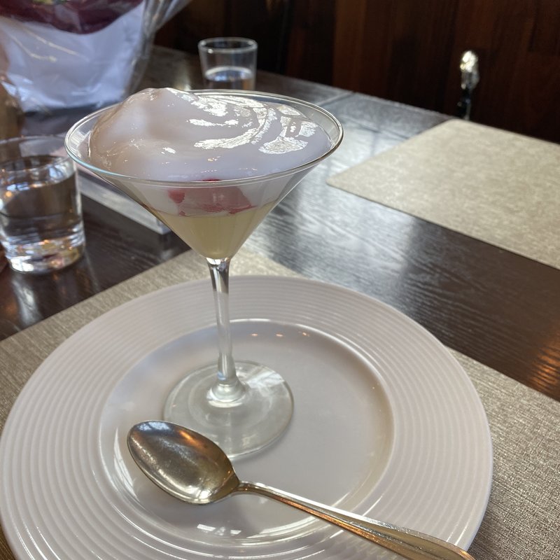 苺のシャンパンムース(エサンス)