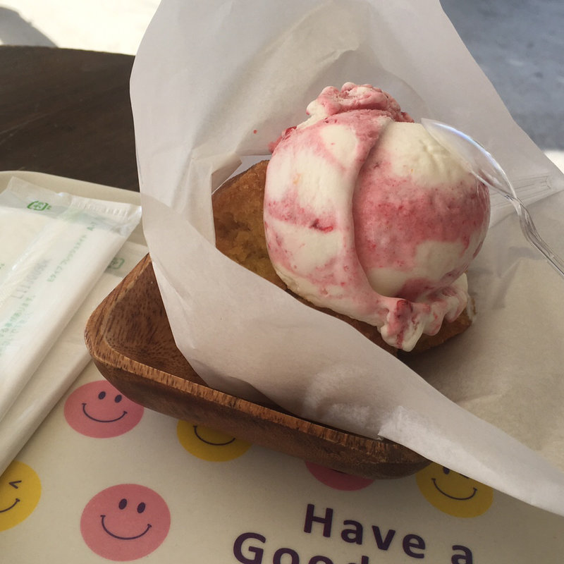 サーターアンダギーブルーシールアイスのせ(カメ アンダギー （KAME ANDAGI）)