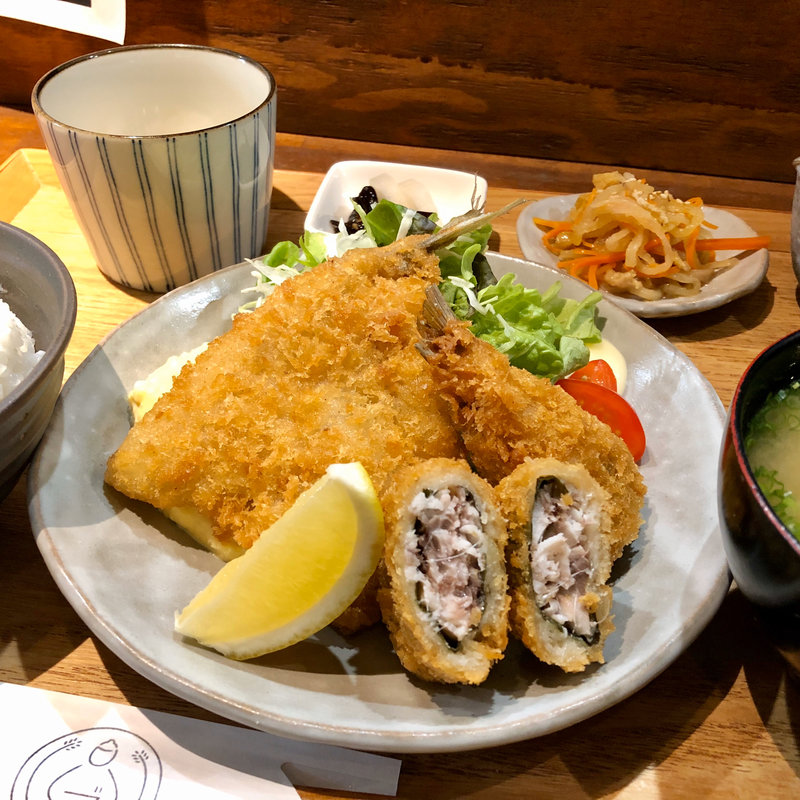 アジフライ　イワシの梅しそフライ定食(食堂酒場BUDDHA EATZ)