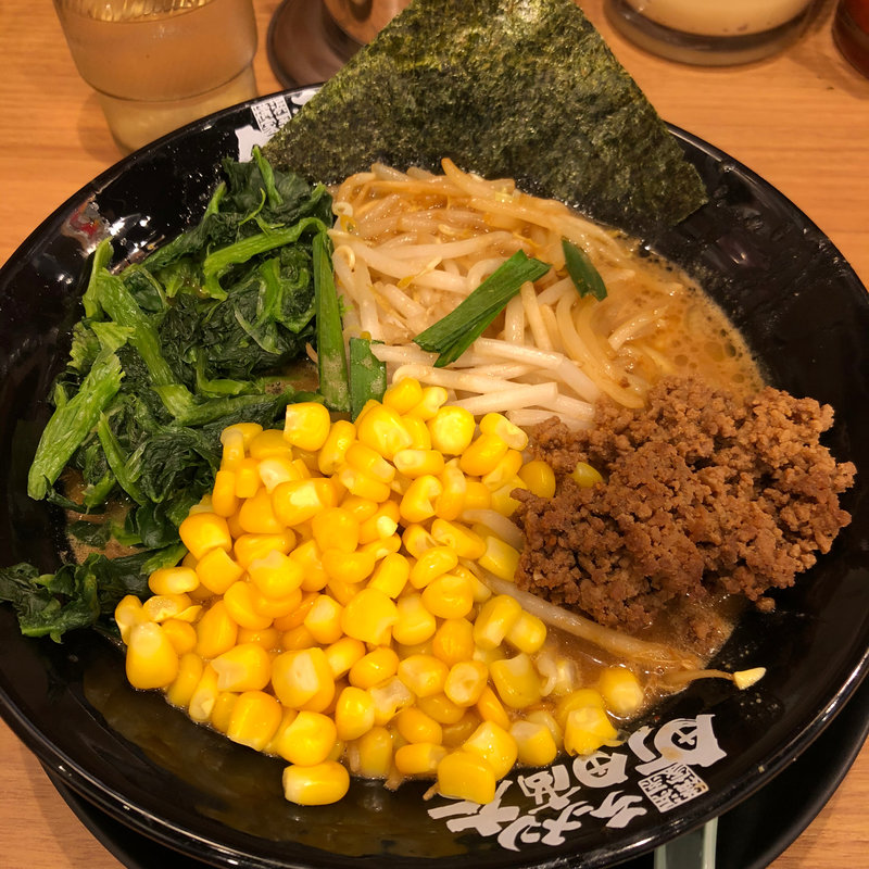 味噌ラーメンとほうれん草(家系ラーメン 町田商店 北新地店)
