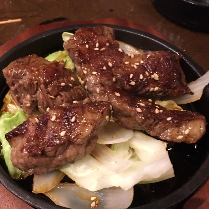 焼肉屋の牛肉熱々鉄板焼き(伝助本店 （デンスケホンテン）)