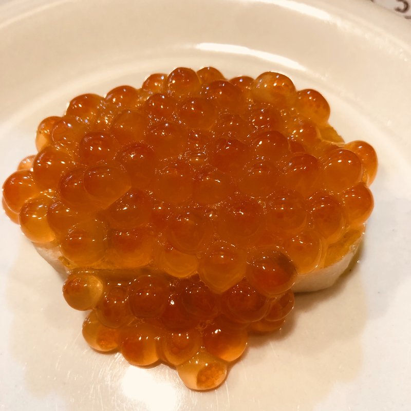 イクラとオリーブオイルとパン(山猫軒)