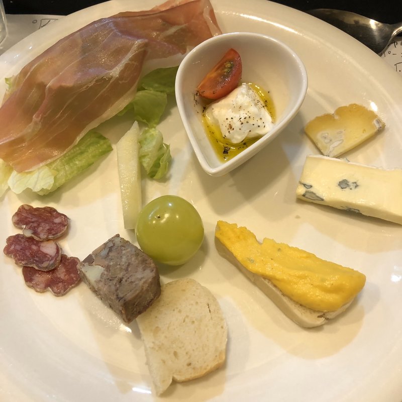 ブッラータ、独仏ブルーチーズ、バスク豚のテリーヌ、サラミ、生ハム、ラフランス、シャインマスカット(山猫軒)