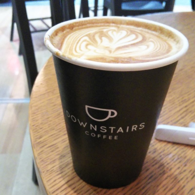 カフェラテ(Mercedes me Tokyo / DOWNSTAIRS COFFEE)