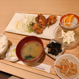 鶏のこんがり黄金唐揚定食(さち福や　フレッサイン神戸三宮店)