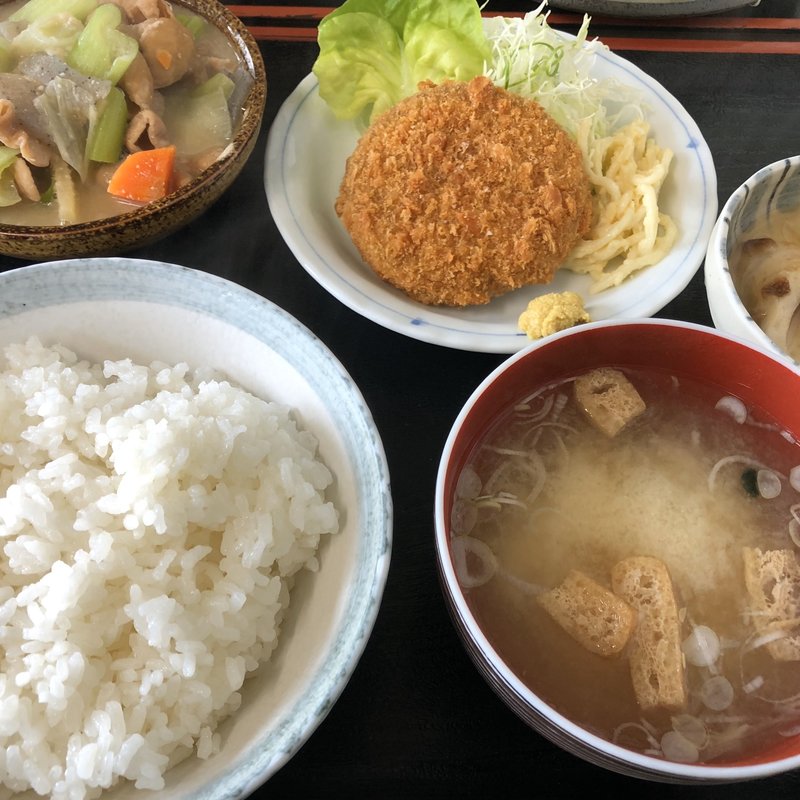 もつ煮とメンチ定食(よこやま （御食事処　よこやま）)
