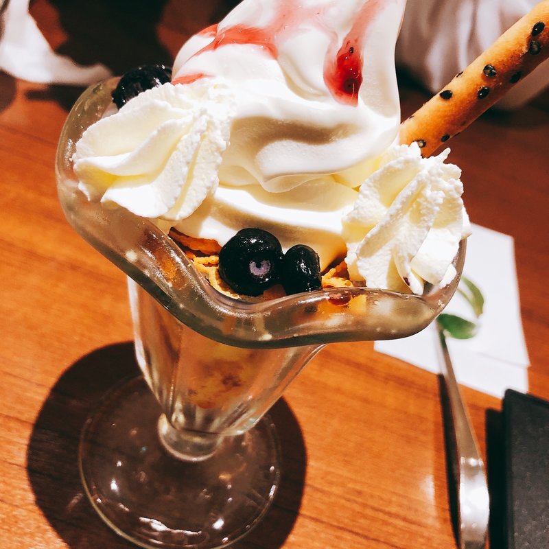 チーズムースとブルーベリーのパフェ(ホワイトコージ)