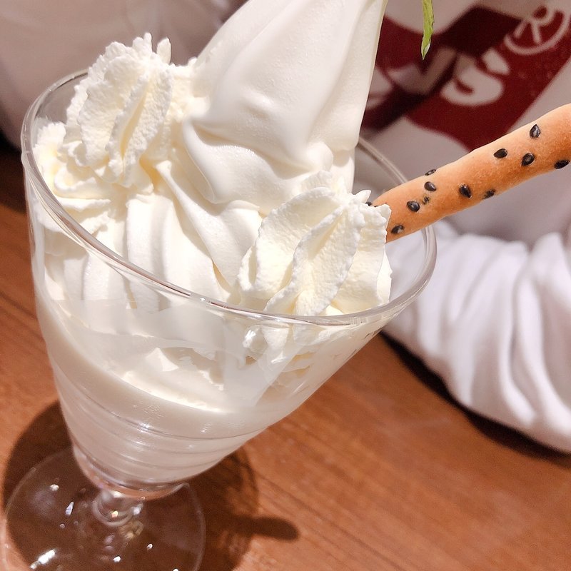 四つ葉の白いパフェ(ホワイトコージ)