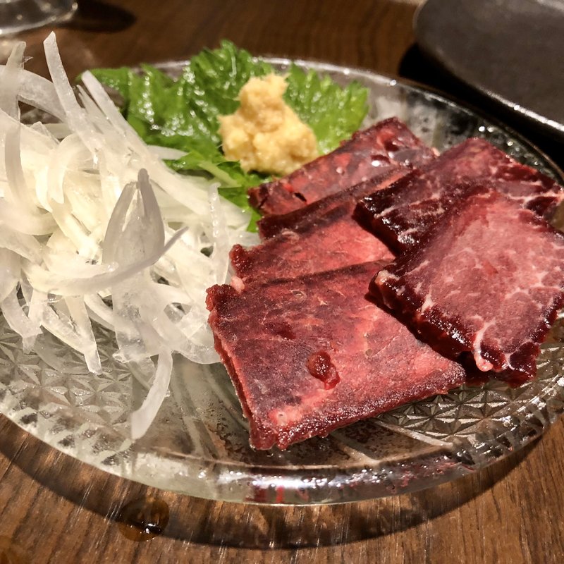 くじら刺し(鉄板居食屋 進)