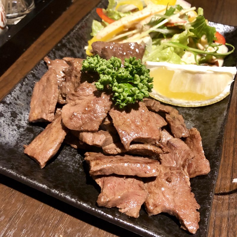 牛ミノ焼き（辛ダレ）(鉄板居食屋 進)