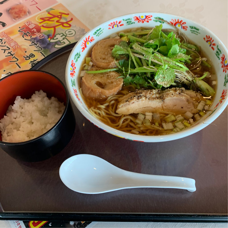 炙り鴨とセリの醤油ラーメン(花の杜ゴルフクラブ)