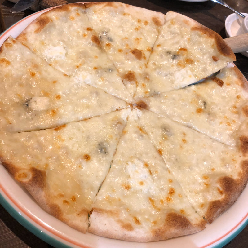 クワトロ（モッツァレラチーズ・ゴルゴンゾーラ・パルミジャーノ・リコッタ）(ジィオ （Pizzeria Gelateria Zio）)