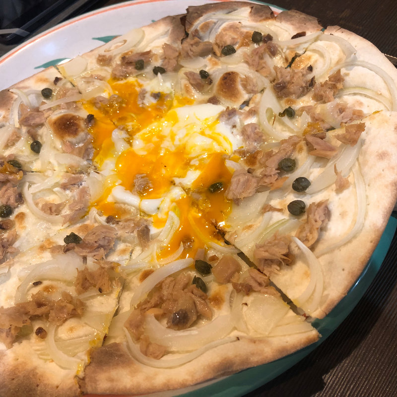 トンノ（ツナ・ブラックオリーブ・ほうれん草・バルミジャーノ・卵）(ジィオ （Pizzeria Gelateria Zio）)