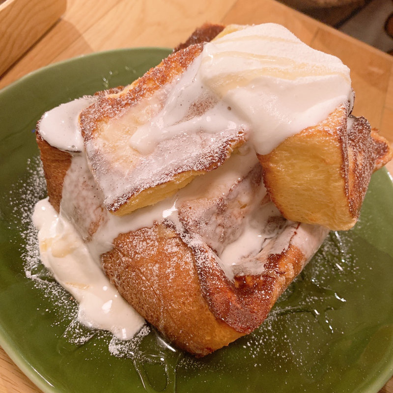 外はカリカリ中はふわふわ大きなフレンチトースト(REISM STAND)