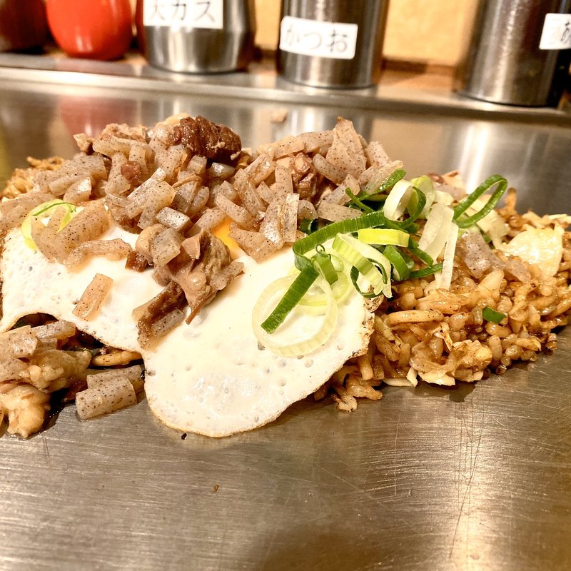 玉子乗せ牛すじぼっかけそばメシ(長田タンク筋)