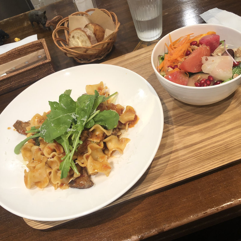 仔羊とトスカーナ豆のシチュー フリルパスタ和え(サラダとパン付き)(ブランジェリー コム・シノワ)