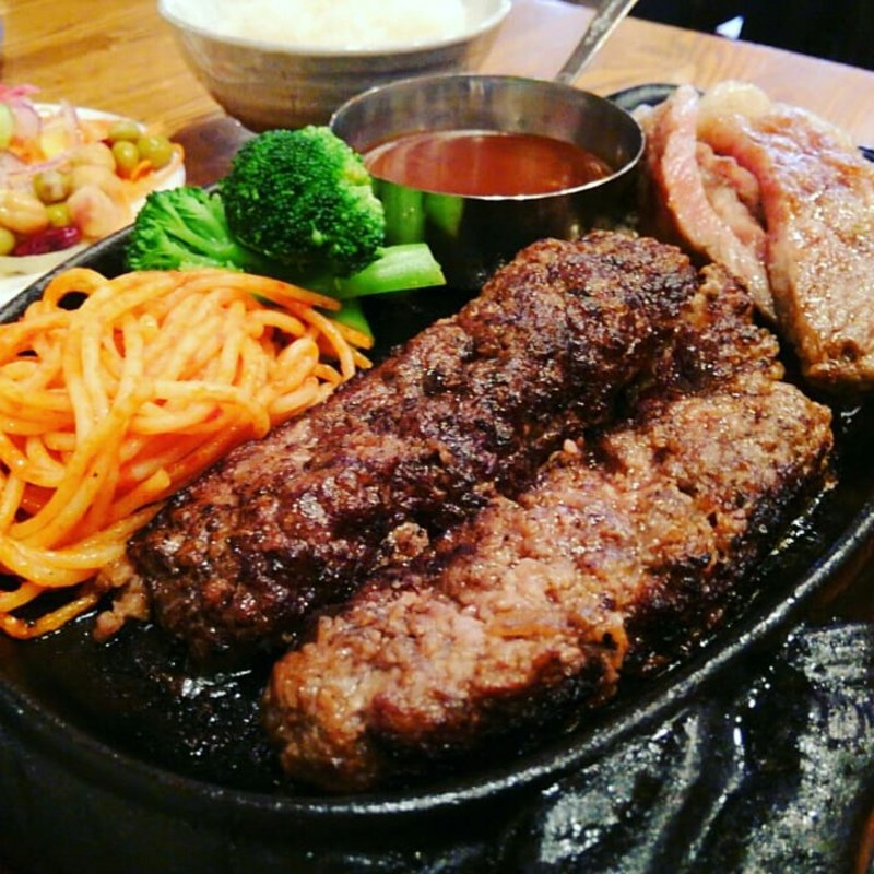 炭火焼A5ランク黒毛和牛の粗びきハンバーグ×A5ランクサーロインステーキ(肉バル デル・ソーレ 道頓堀店)