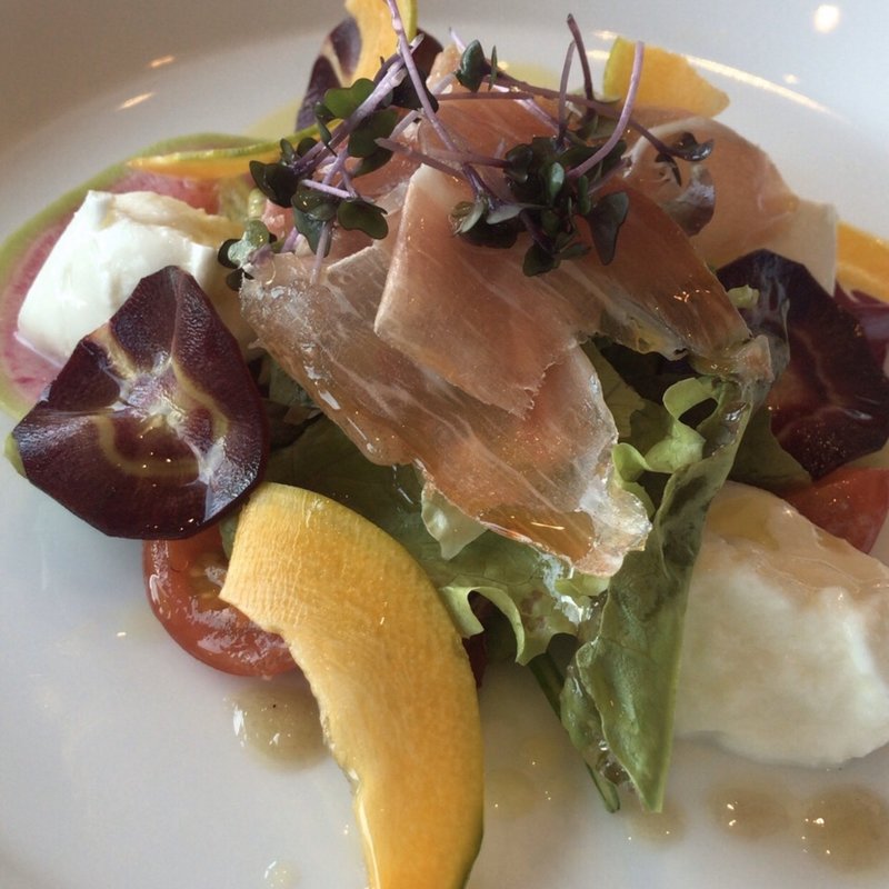 モッツァレラと生ハムのサラダ(CUCINA ITALIANA ＆ BAR SFIDA)