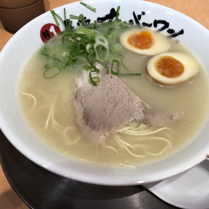 半煮玉子ラーメン(長浜ナンバーワン 天神店)