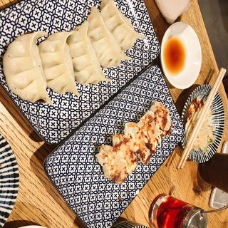 餃子(餃子と唐揚げの酒場。しんちゃん アメ村店)