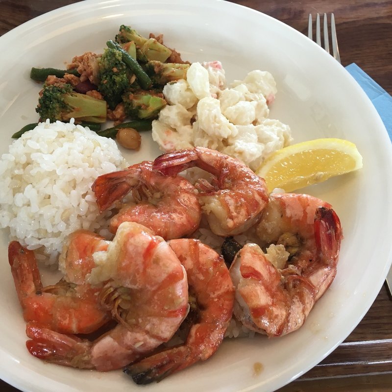 ガーリックシュリンププレート、ハイビスカスレモネード(Pacific　DRIVE-IN　七里ヶ浜)