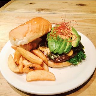 アボカドレイバーバーガー(ヴィレッジヴァンガードダイナーイオンモール幕張新都心店)