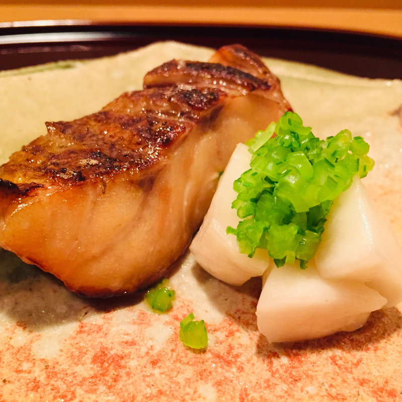 焼物_銚子産喉黒の味噌幽庵焼きと青森野辺地産つきこ蕪の浅漬(料理 澤)