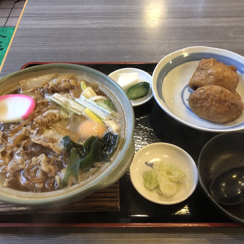 すき焼きうどん(稲荷付き)(長寿庵)