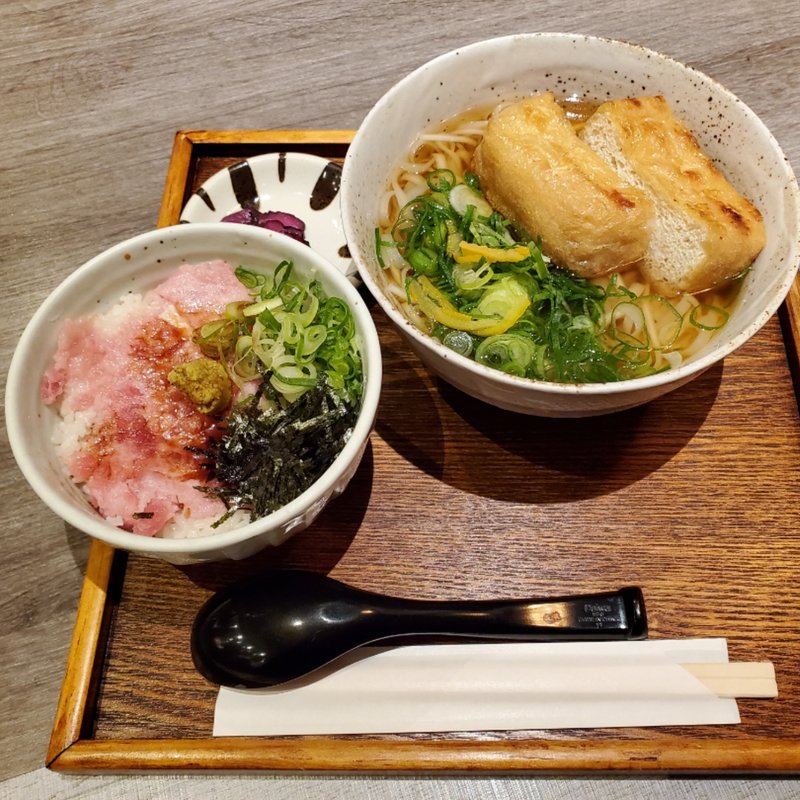 栃尾揚げうどんとネギトロ丼セット(うららか)