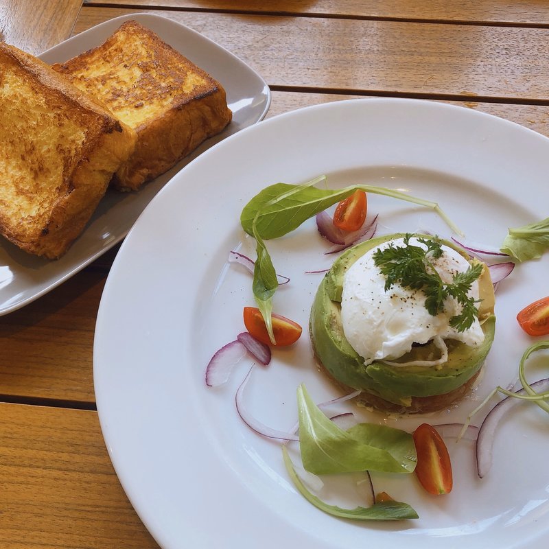 サーモンのタルタルとアボカドのポーチドエッグ(ブランチキッチン)