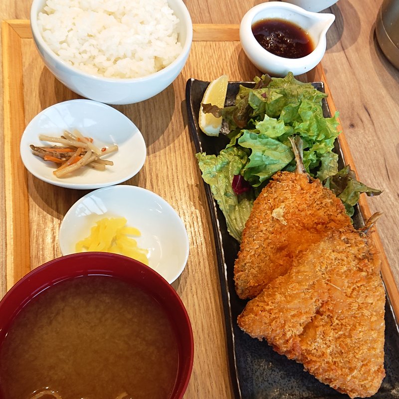 アジフライ定食(白金魚食堂)