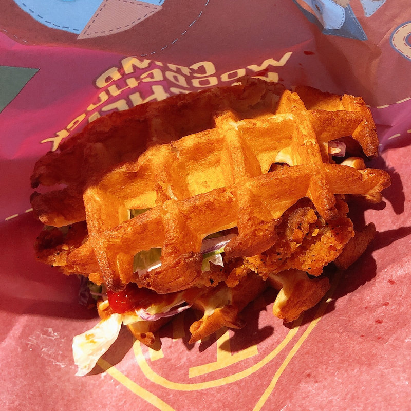 ワッフルサンドセット チキンメイプルソース付き(キャンプ・ウッドチャック・キッチン)