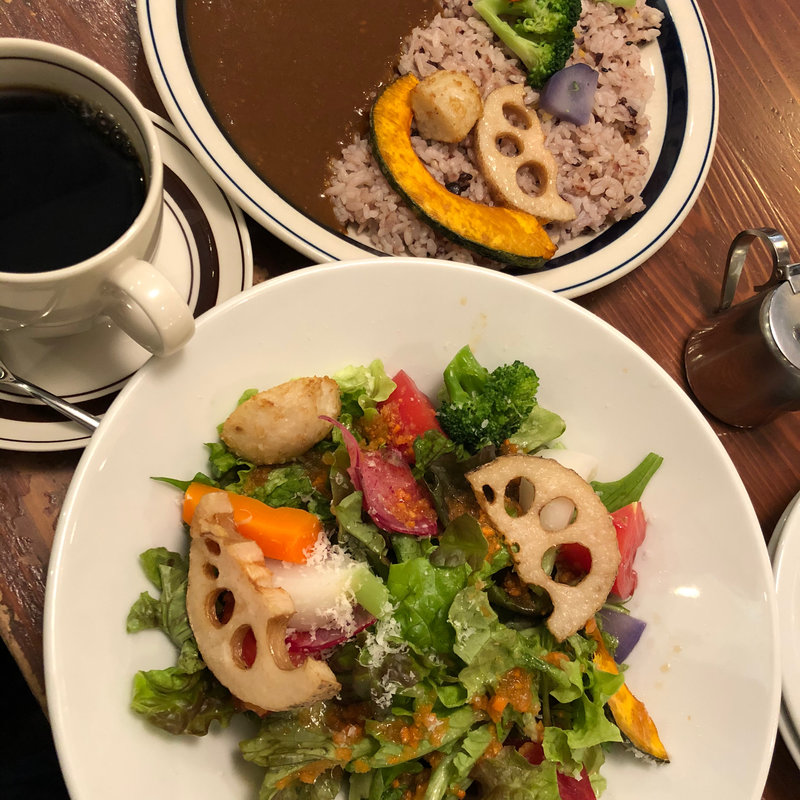 グリーンサラダとカレーとコーヒー(珈琲新鮮館)