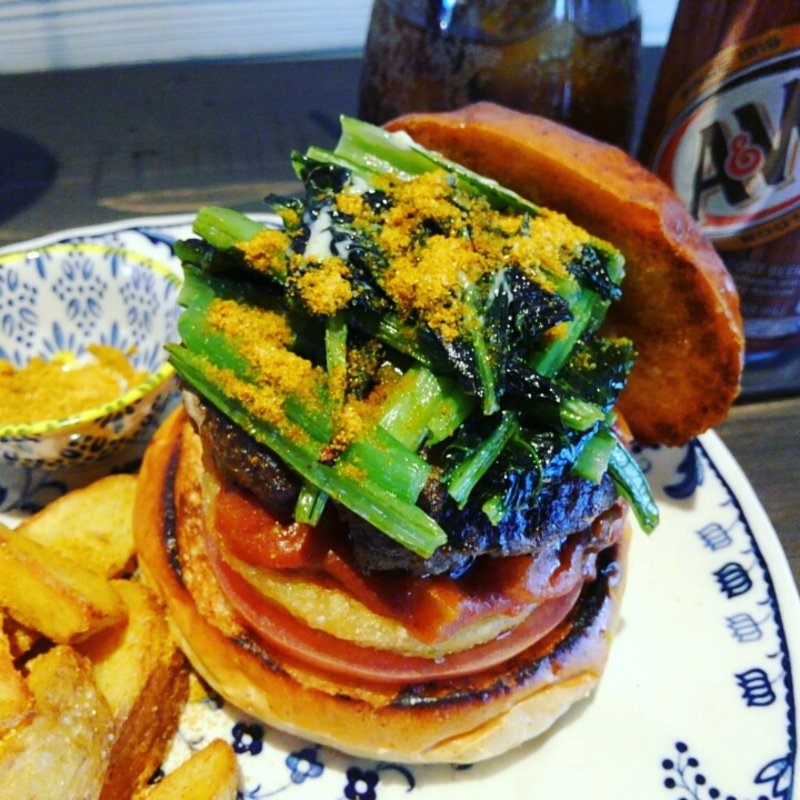 小松菜とフルーツたっぷりカレーソースバーガー(だるま珈琲)