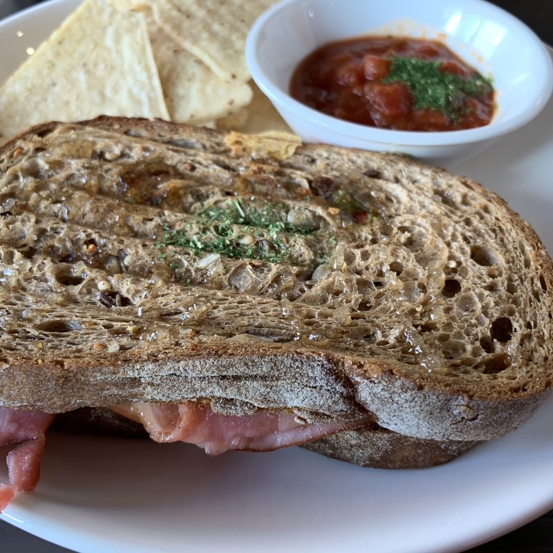 アボカドハムチーズパニーニ(カイサルカフェ)